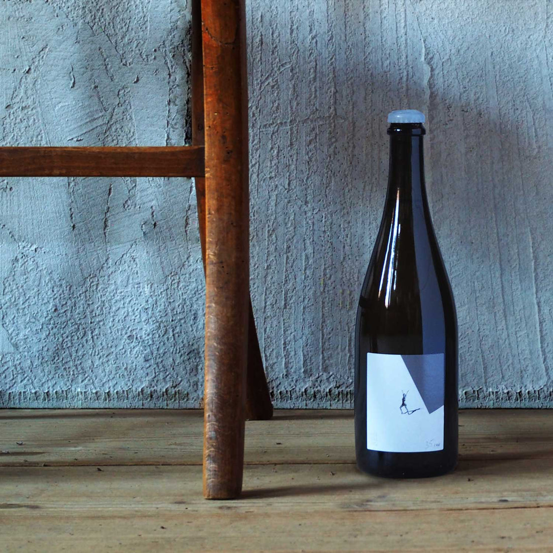 WeinSchach Pet Nat Produktfoto mit Stuhl